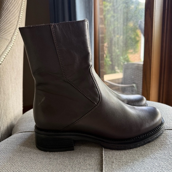 La Canadienne Elegant Brown Leather Ankle Boots - Picture 2 of 14